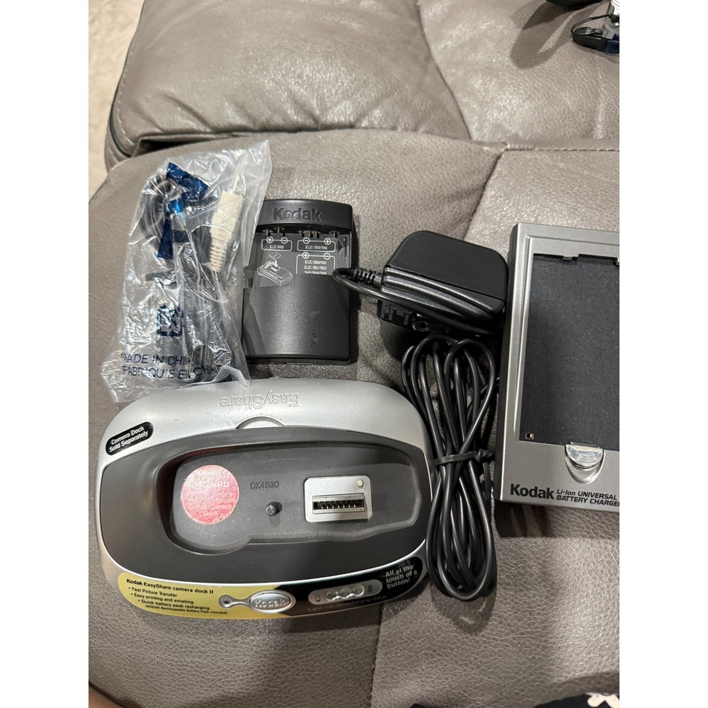 Kodak EasyShare Camera Dock II DX4530 & Universal Battery Charger Bundle